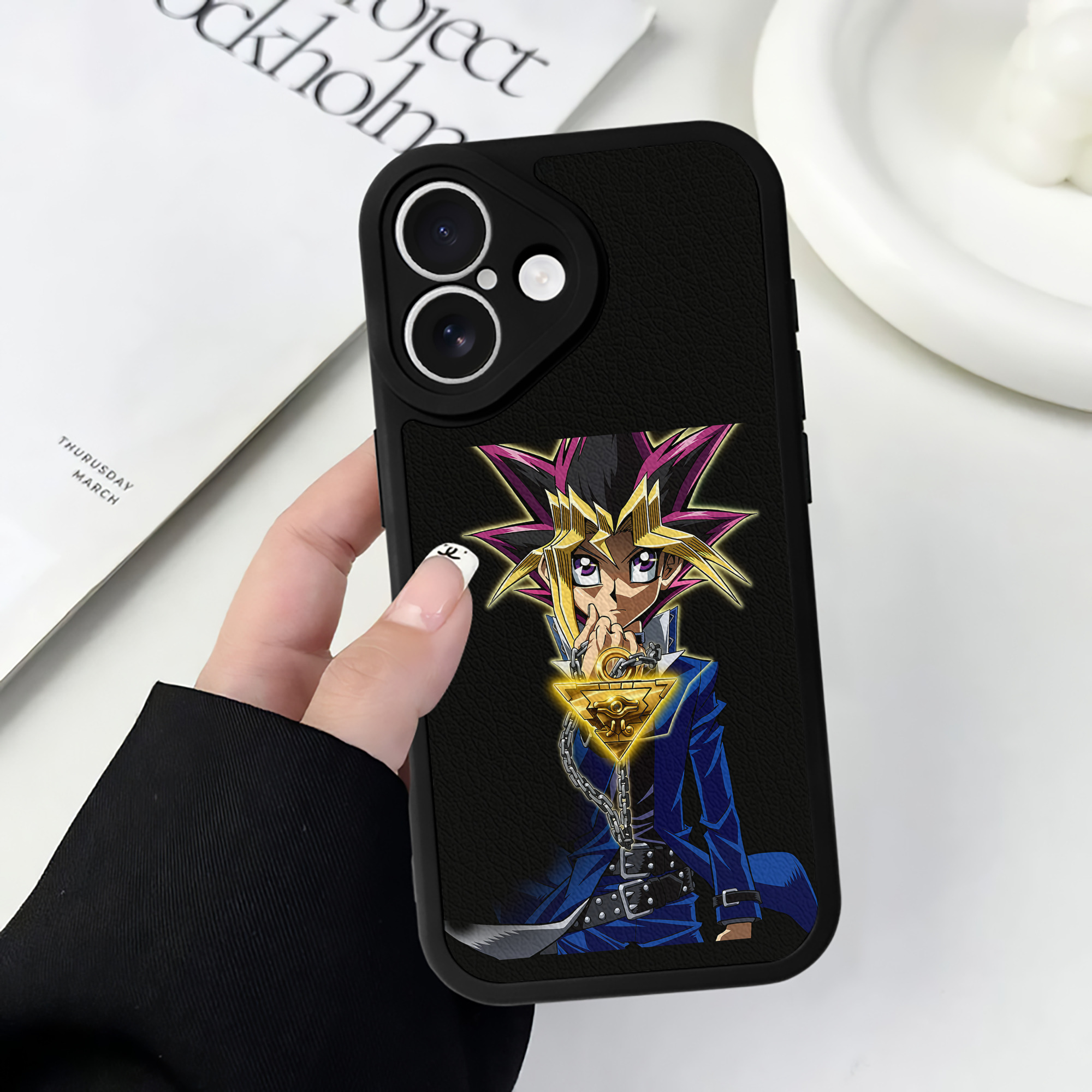 （画像用） 遊☆戯☆王 Yu-Gi-Oh! 【iPhone 16シリーズ対応】シリコンスマホケース（レザー調） 材質：シリコン